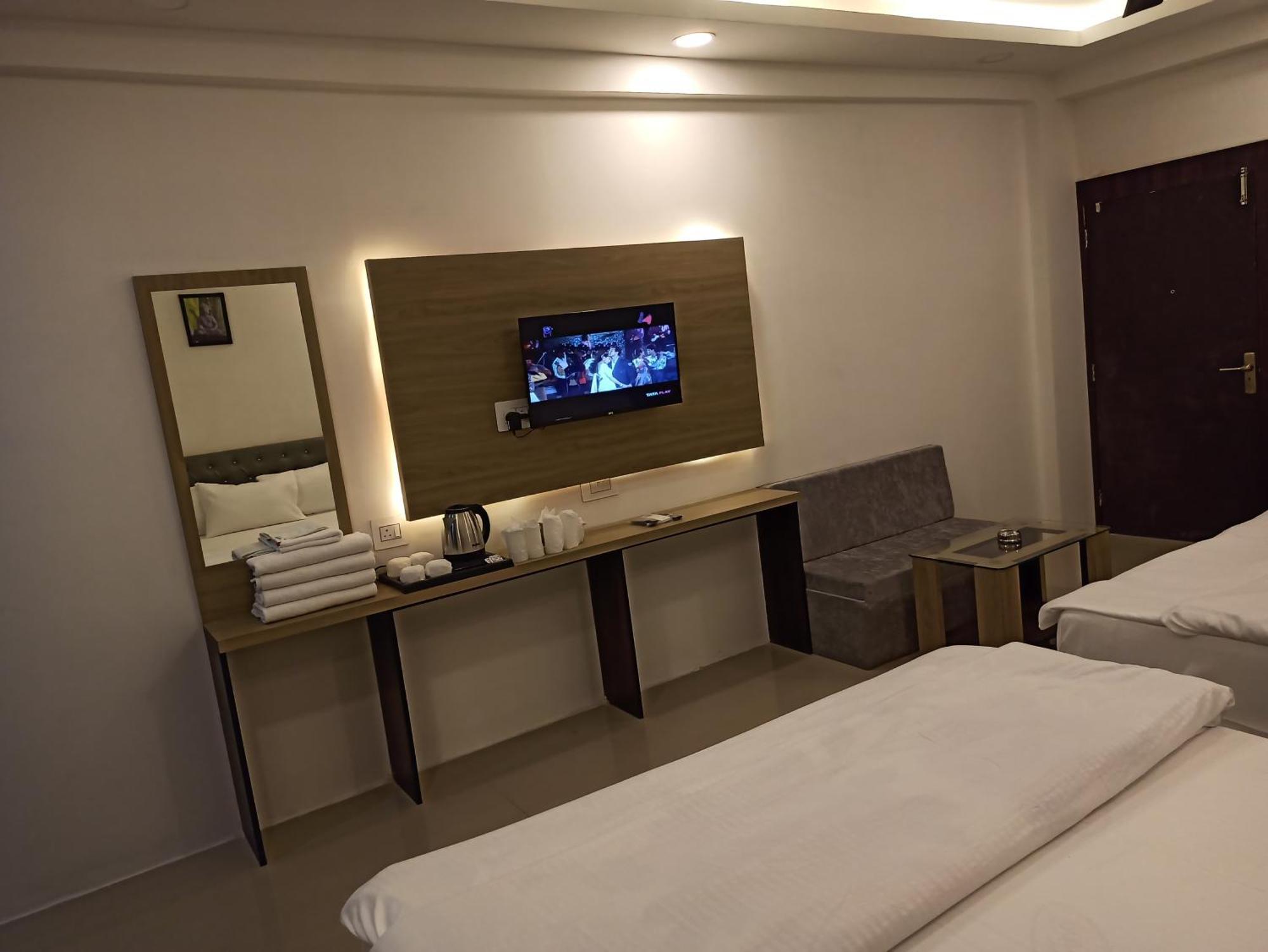 Gods County Hotels & Resorts ธาราพิธ ภายนอก รูปภาพ